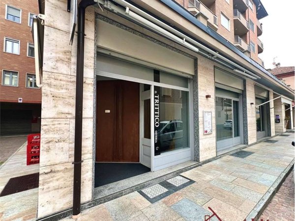 negozio in vendita ad Alba
