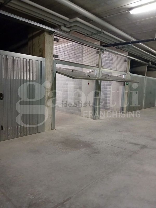 negozio in vendita ad Alba