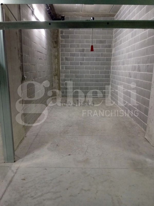 negozio in vendita ad Alba