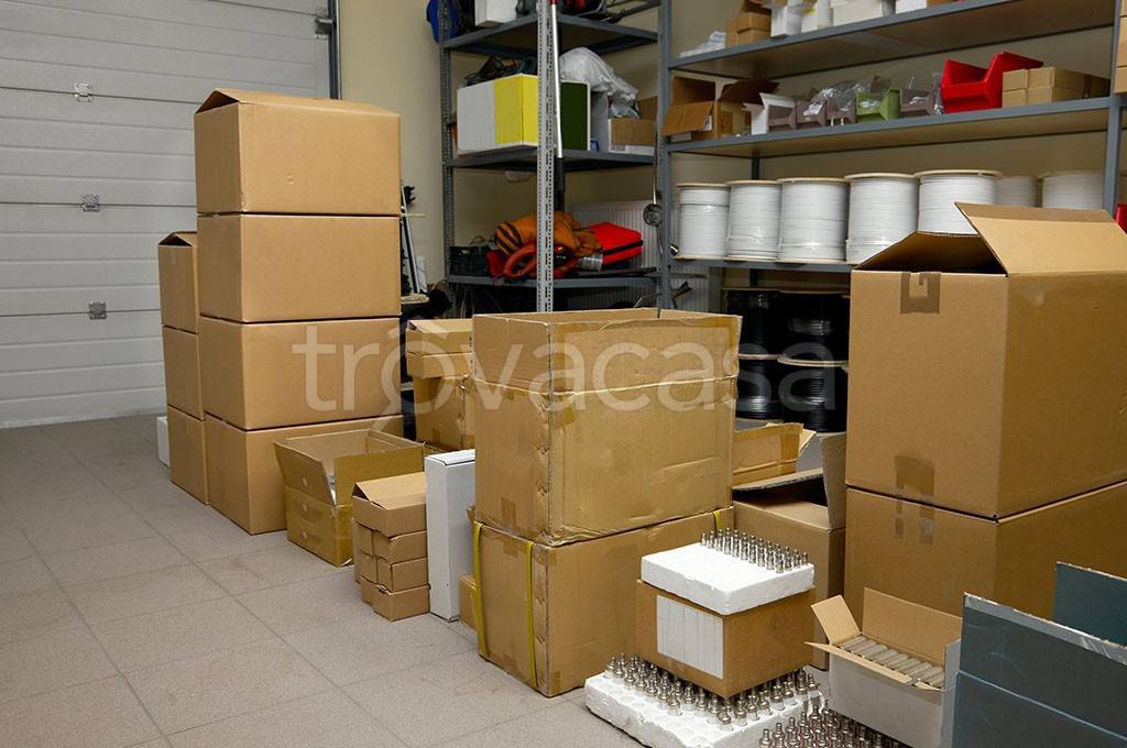 locale commerciale in vendita ad Alba