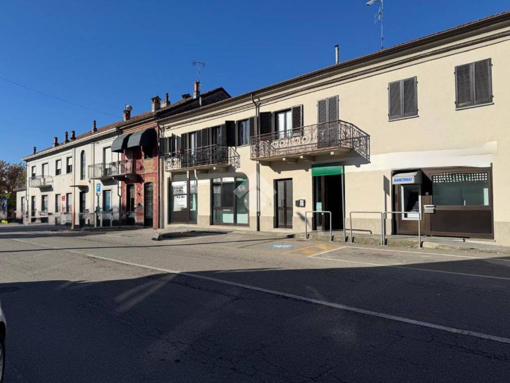 negozio in vendita ad Alba