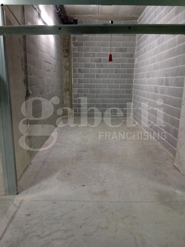 negozio in vendita ad Alba