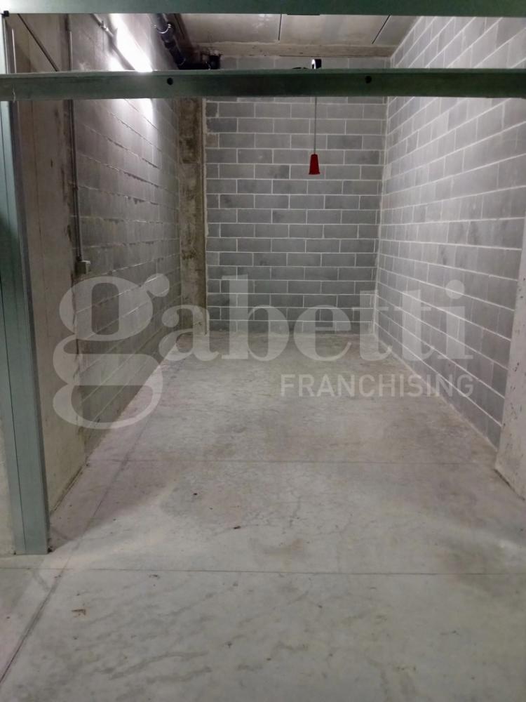 negozio in vendita ad Alba