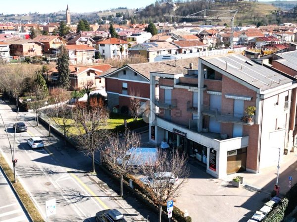 locale commerciale in vendita ad Alba