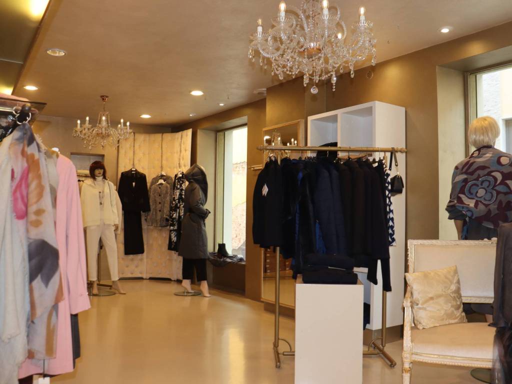 negozio in vendita ad Alba