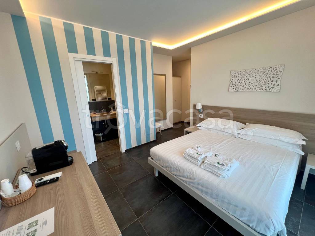 negozio in vendita ad Alba