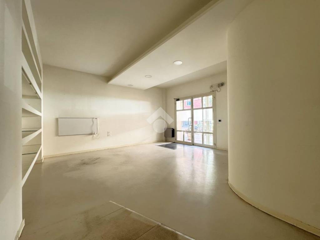 negozio in vendita ad Alba