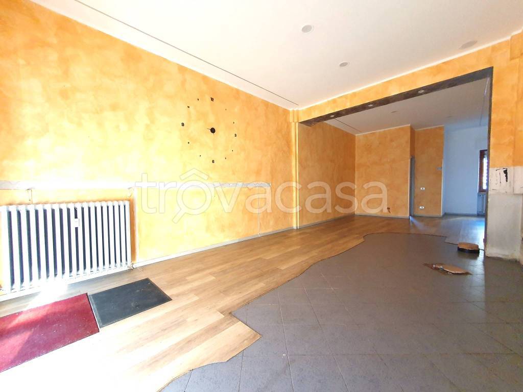 negozio in vendita ad Alba