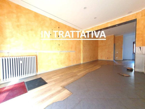 negozio in vendita ad Alba