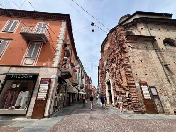 negozio in vendita ad Alba