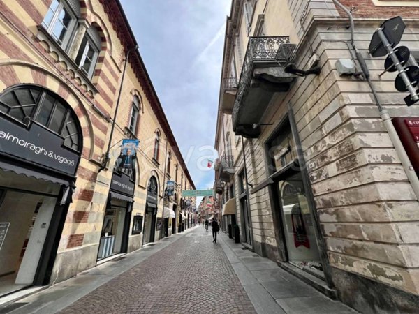 negozio in vendita ad Alba