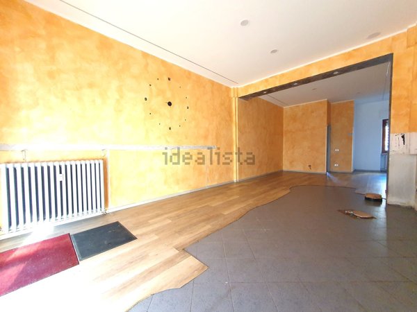 locale commerciale in vendita ad Alba