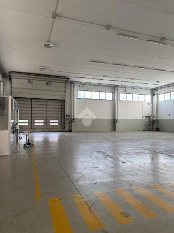 locale commerciale in vendita ad Alba