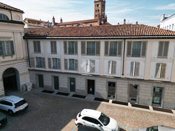 negozio in vendita ad Alba