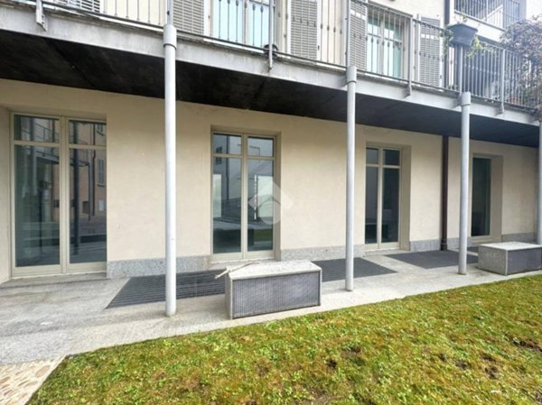 negozio in vendita ad Alba