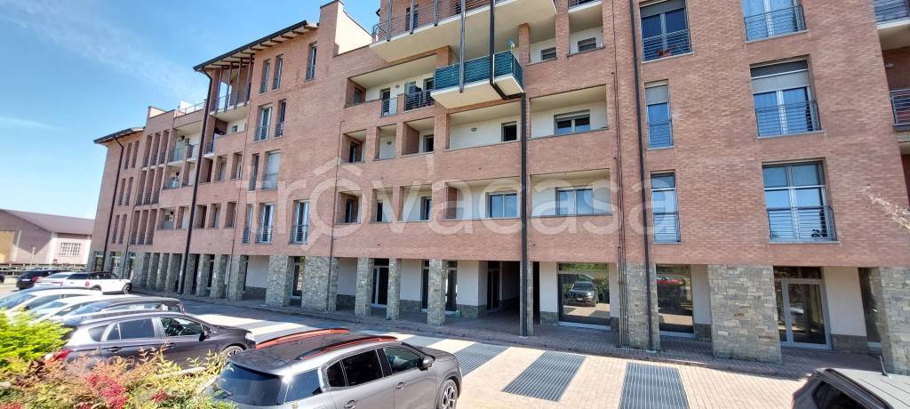 locale commerciale in vendita ad Alba