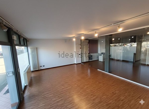 locale commerciale in vendita ad Alba