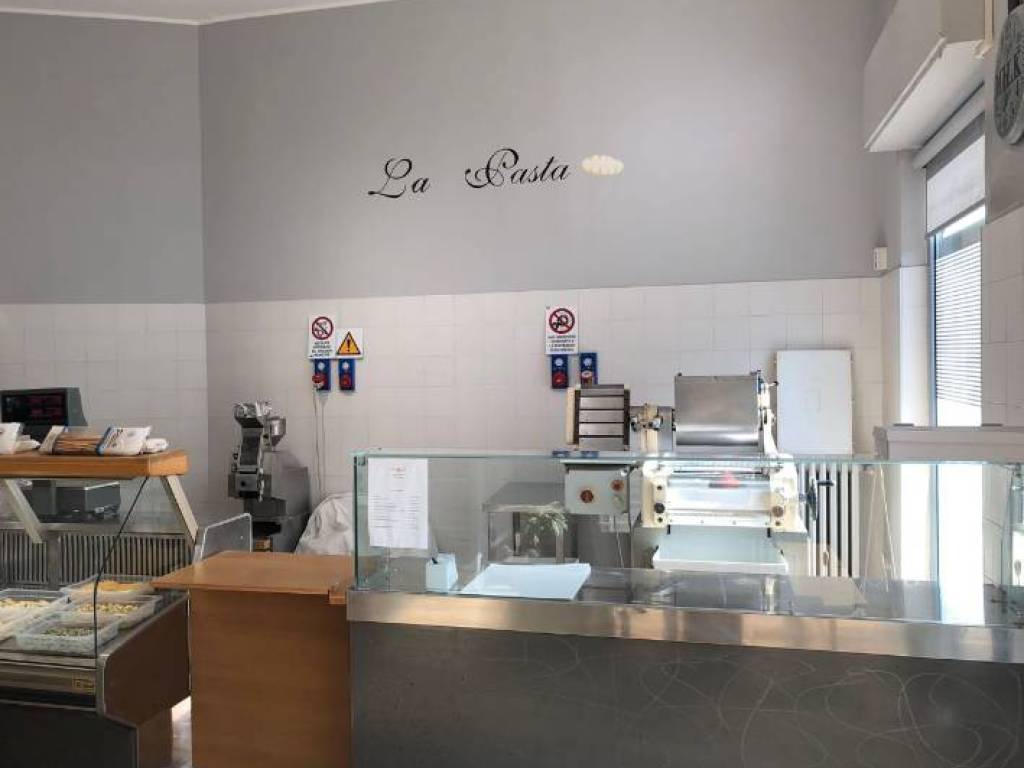 negozio in vendita ad Alba