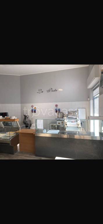 negozio in vendita ad Alba