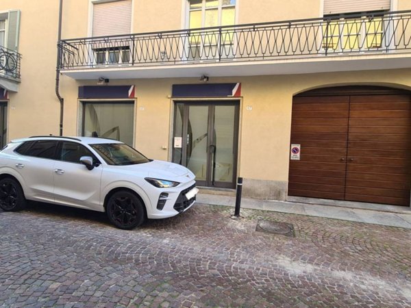 negozio in vendita ad Alba