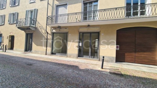 negozio in vendita ad Alba