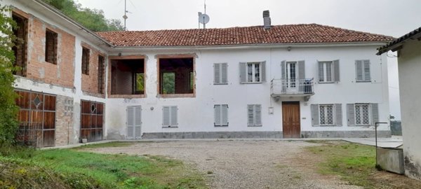 casale in vendita ad Alba