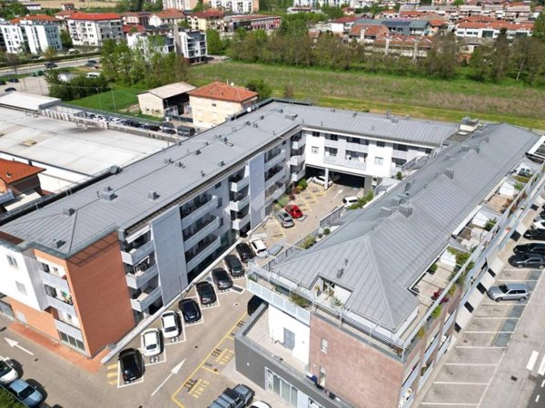 negozio in vendita ad Alba