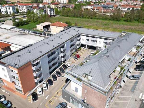 negozio in vendita ad Alba