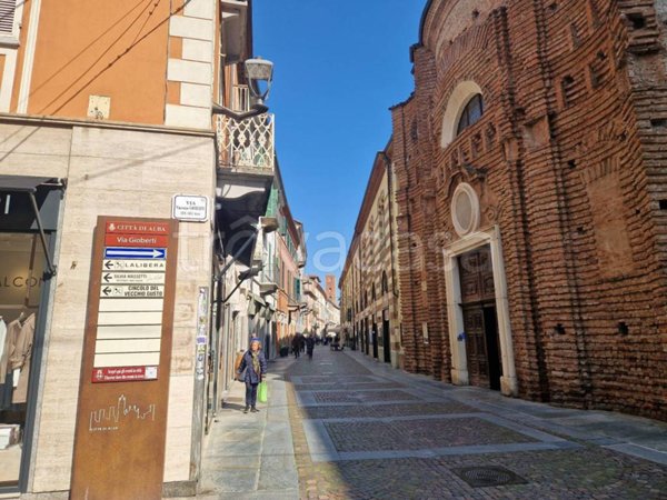 negozio in vendita ad Alba