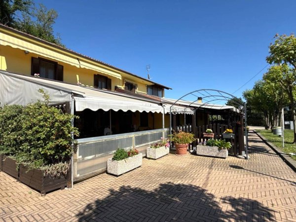 negozio in vendita ad Alba in zona Mussotto