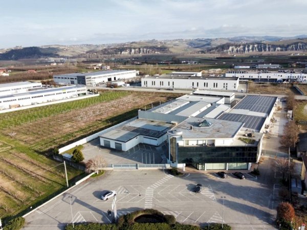 negozio in vendita ad Alba