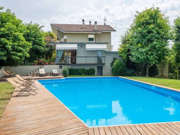 villa in vendita ad Alba