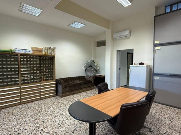 negozio in vendita ad Alba