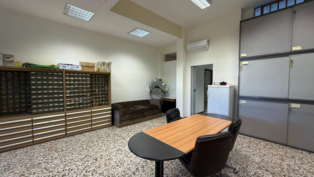 negozio in vendita ad Alba