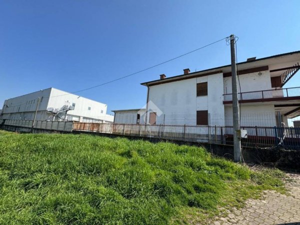 locale commerciale in vendita ad Alba