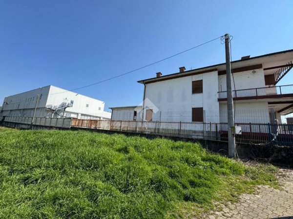 capannone in vendita ad Alba