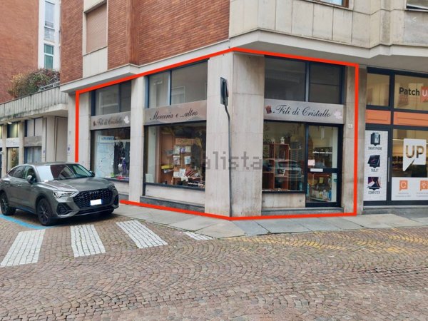 locale commerciale in vendita ad Alba