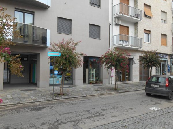 negozio in vendita ad Alba