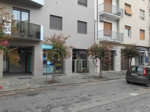 negozio in vendita ad Alba