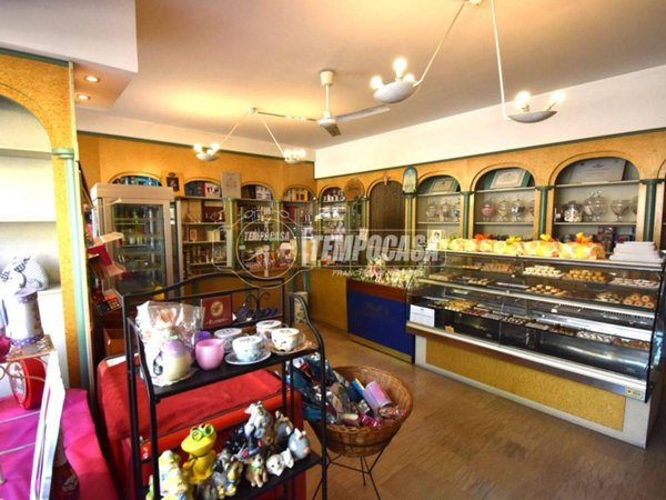 negozio in vendita ad Alba