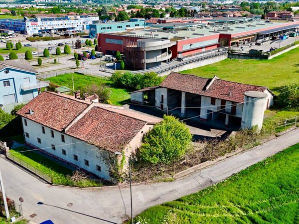 casa indipendente in vendita ad Alba in zona Mussotto