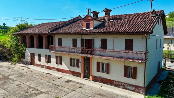 casale in vendita ad Alba