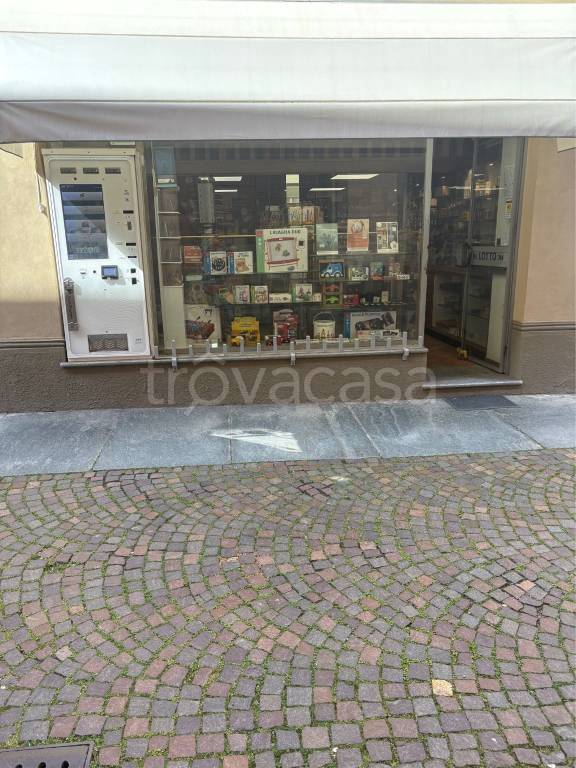 negozio in vendita ad Alba