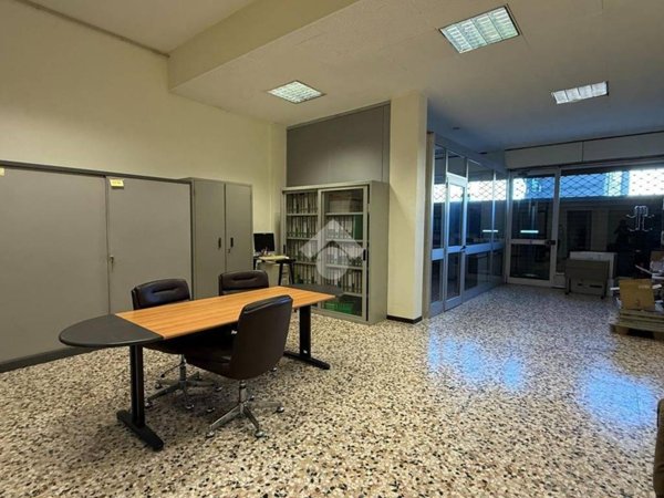 negozio in vendita ad Alba