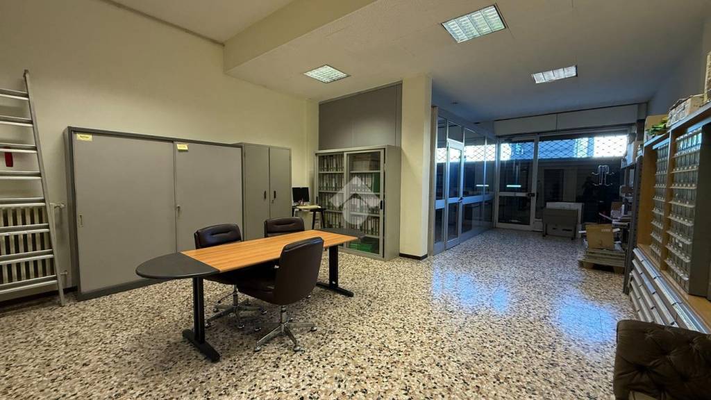 negozio in vendita ad Alba
