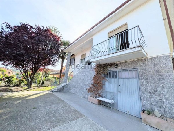 casa indipendente in vendita ad Alba in zona Mussotto