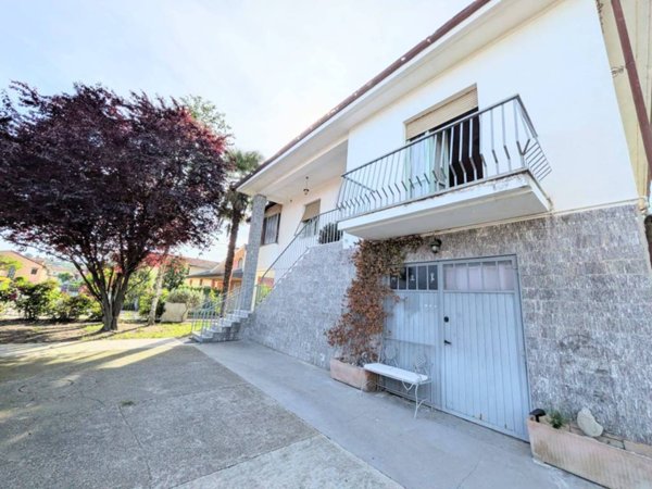 casa indipendente in vendita ad Alba in zona Mussotto