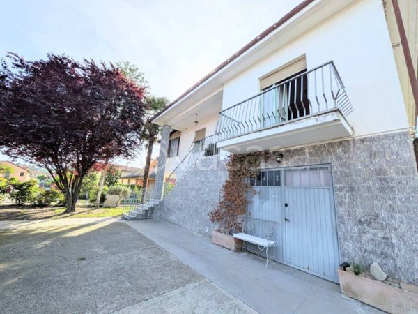 casa indipendente in vendita ad Alba in zona Mussotto