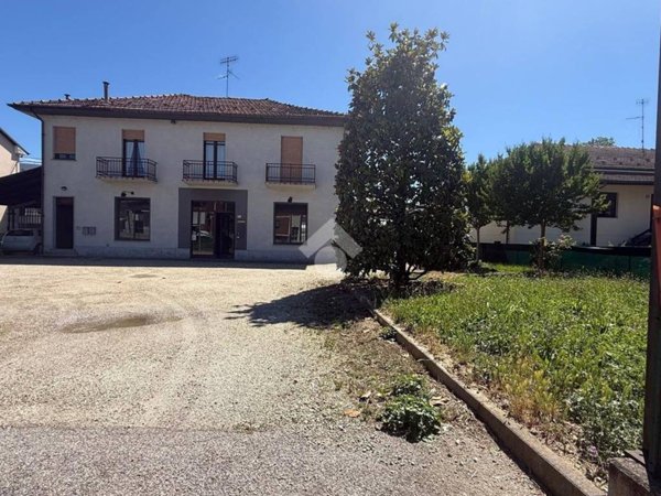 negozio in vendita ad Alba in zona Mussotto