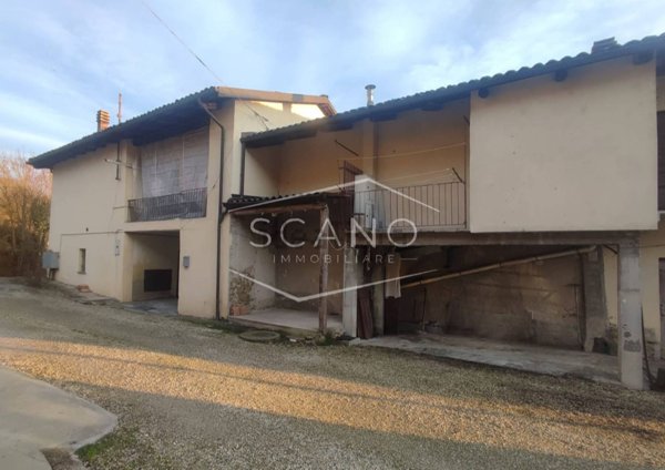 casale in vendita ad Alba